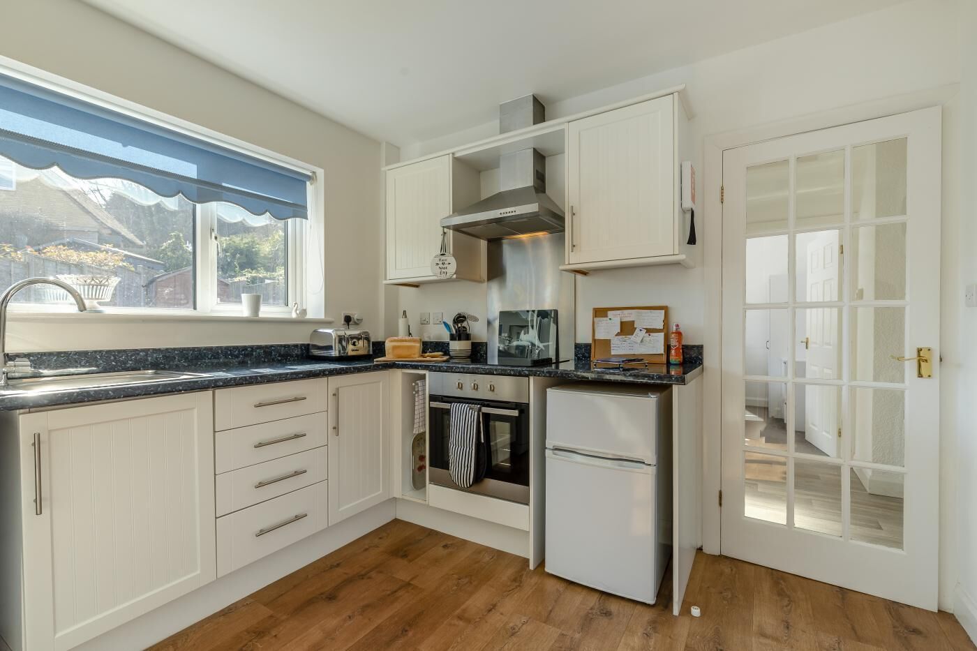 Micro-ondas, fogão, lava-louças, talheres/pratos/utensílios de cozinha