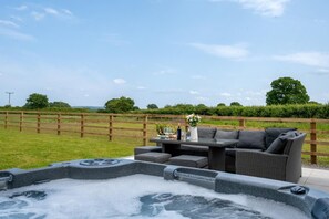 Outdoor spa tub - 4 Bed in Crosby (oc-b31135) (Northallerton)