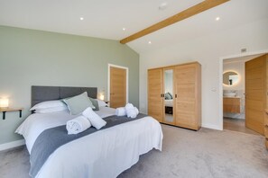 Iron/ironing board, travel cot, free WiFi, bed sheets - 4 Bed in Crosby (oc-b31135) (Northallerton)