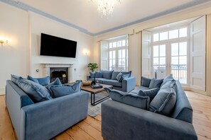TV - 6 Bed in Tenby (oc-c31800) (Tenby)
