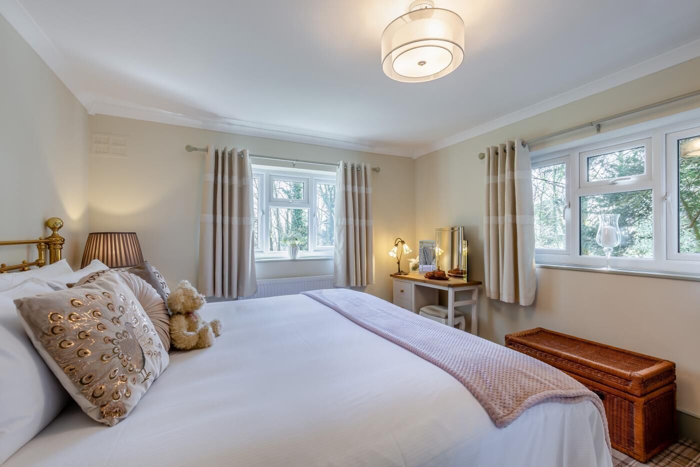 Tabla de planchar con plancha, wifi gratis y ropa de cama 