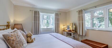 Tabla de planchar con plancha, wifi gratis y ropa de cama