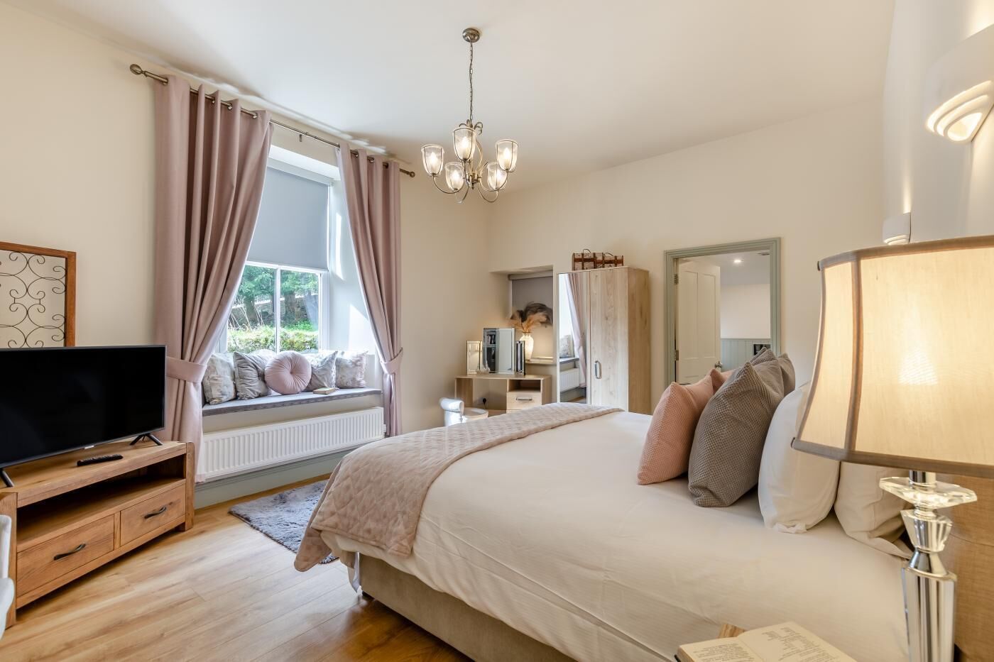 Tabla de planchar con plancha, wifi gratis y ropa de cama 