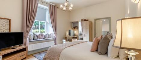 Tabla de planchar con plancha, wifi gratis y ropa de cama