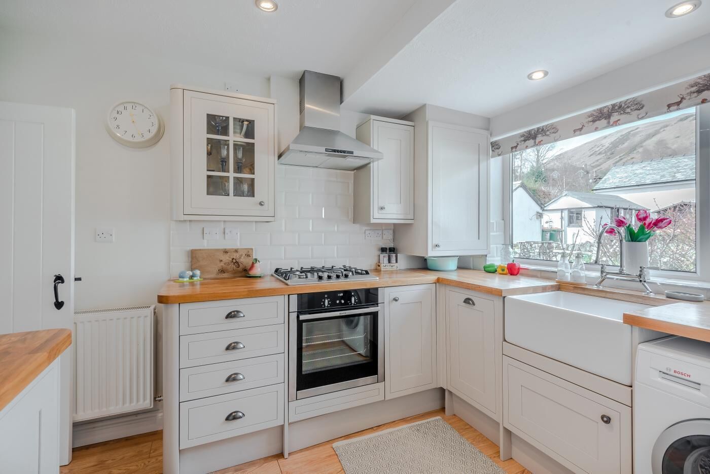 Fogão, talheres/pratos/utensílios de cozinha