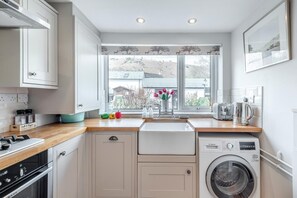 Oven, cookware/dishes/utensils - 2 Bed in Braithwaite (oc-p31730) (Braithwaite)
