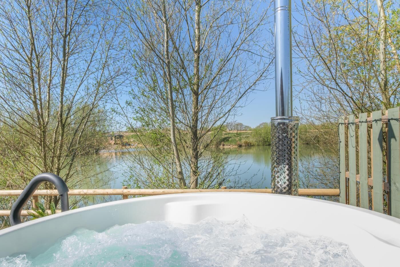 Bañera de hidromasaje al aire libre