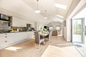 Mikrowelle, Ofen, Geschirrspüler, Kochgeschirr/Geschirr/Besteck