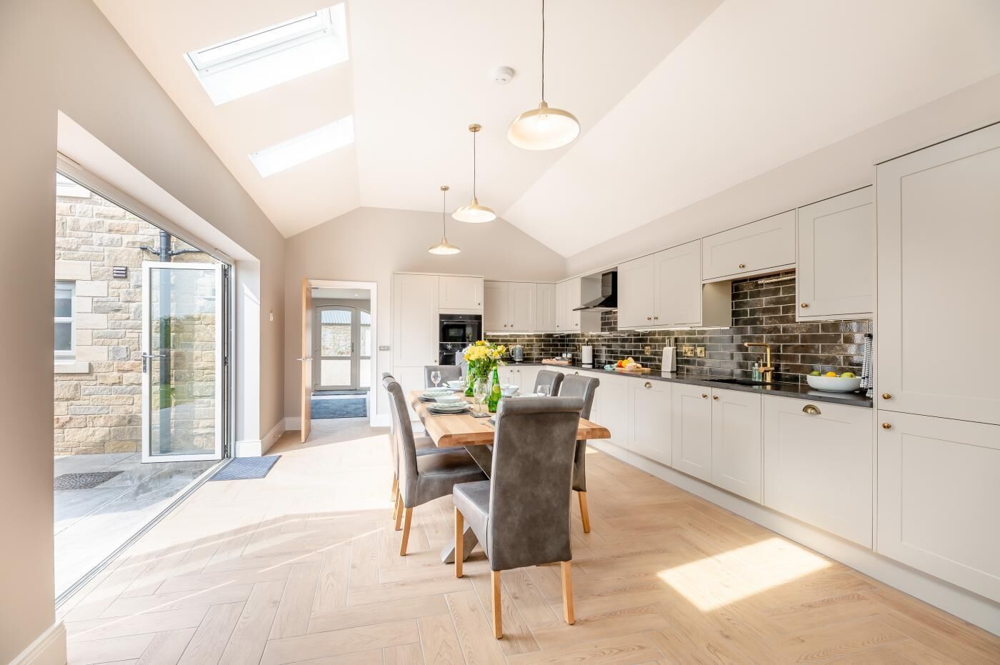 電子レンジ、オーブン、食器洗い機、調理器具と食器