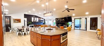 3 Acre 4500sqft 6br Grand Pond Villa with Private Pond, Hot Tub, Sauna, Theater