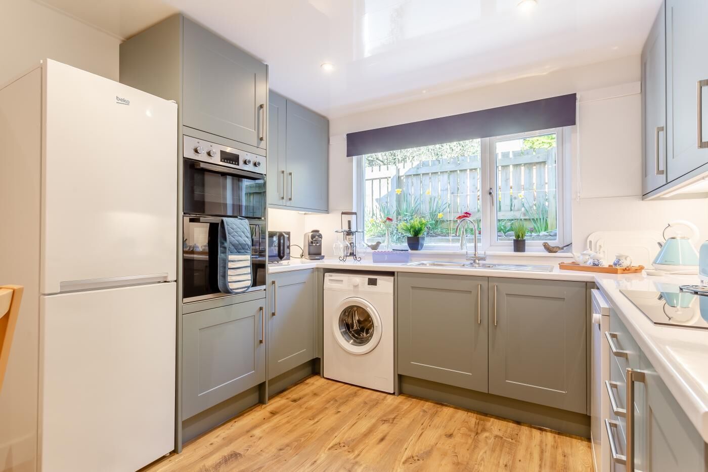 Microondas, horno, lavavajillas y trona infantil