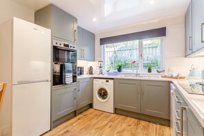 Microwave, oven, dishwasher, high chair - 3 Bed in Avoch (oc-c31805) (Avoch)