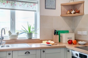 Microwave, oven, cookware/dishes/utensils - 1 Bed in Bratton (oc-p31826) (Bratton)