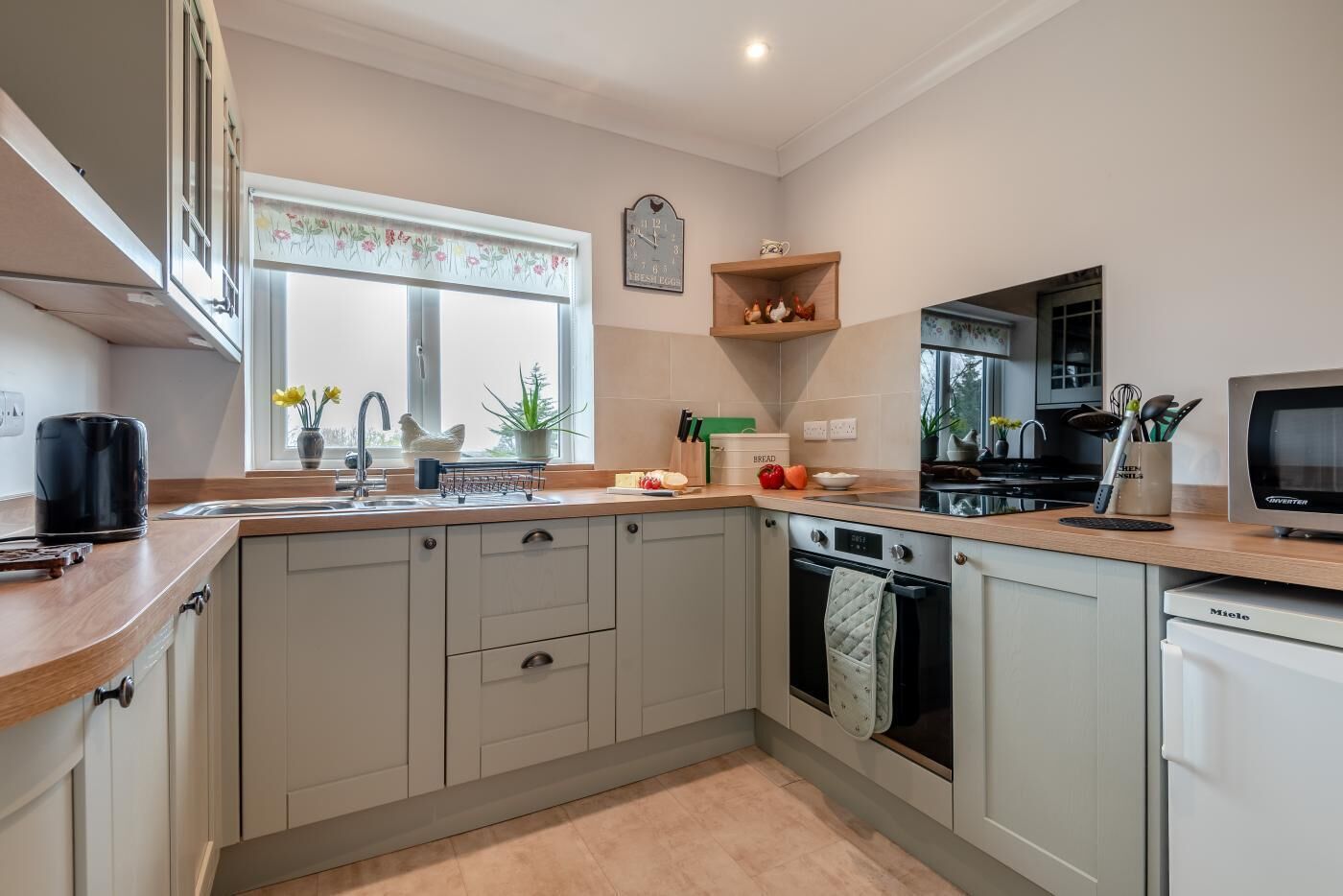 Micro-ondes, four, batterie de cuisine, vaisselle et ustensiles