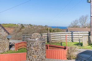 Property grounds - 2 Bed in Little Haven (oc-i31766) (Little Haven)