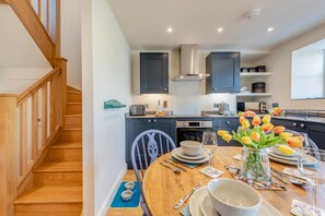 Microwave, oven, dishwasher, cookware/dishes/utensils - 2 Bed in Little Haven (oc-b31782) (Little Haven)