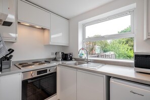 Oven, dishwasher, cookware/dishes/utensils - 2 Bed in Reedham (oc-c31116) (Haddiscoe)
