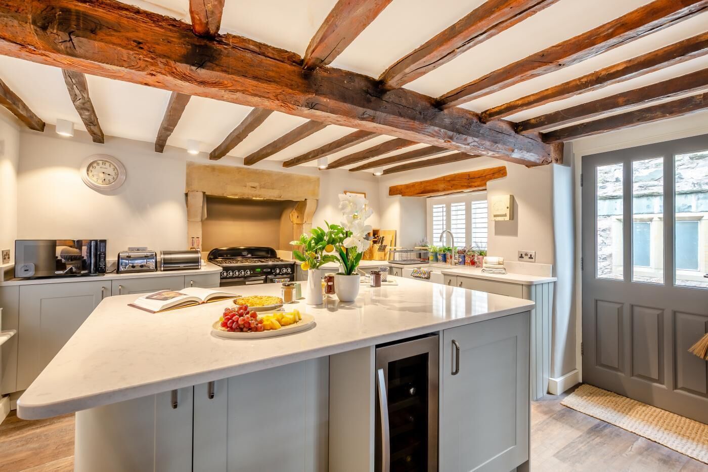 Mikrowelle, Ofen, Geschirrspüler, Hochstuhl