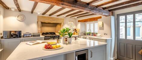 Mikrowelle, Ofen, Geschirrspüler, Hochstuhl