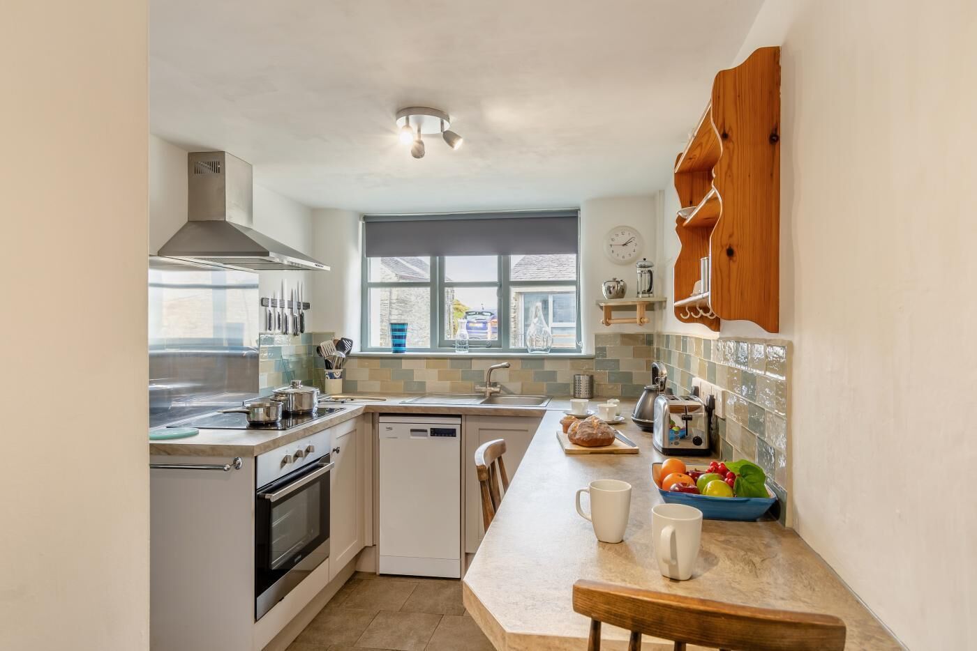 Horno, lavavajillas, trona infantil y utensilios de cocina