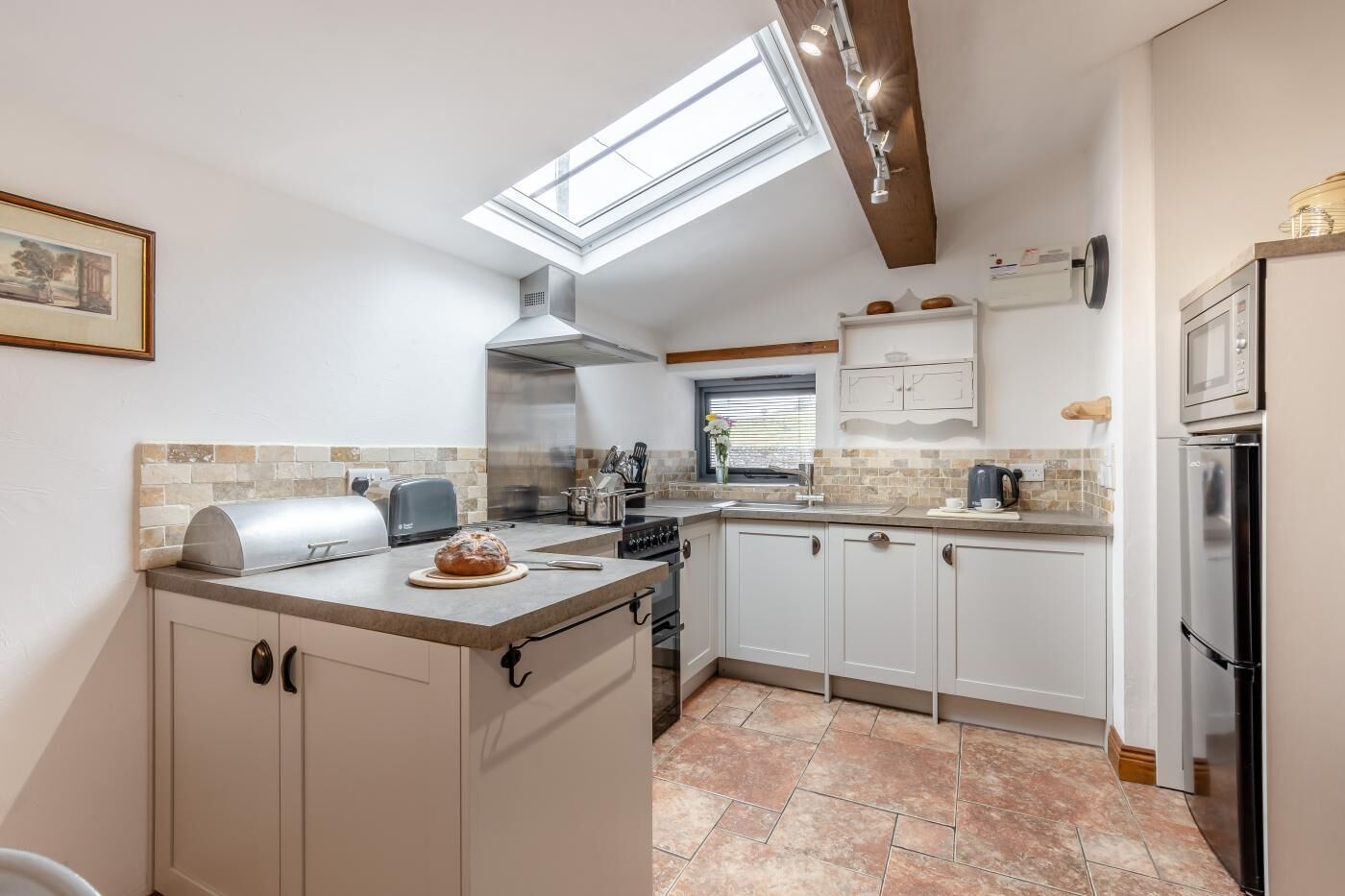 Horno, lavavajillas, trona infantil y utensilios de cocina