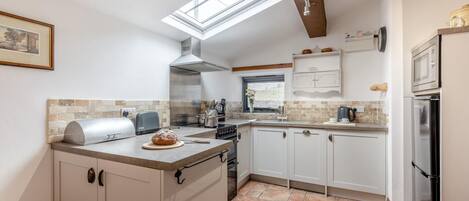 オーブン、食器洗い機、ハイチェア、調理器具と食器