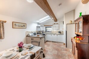 Forn, rentaplats, trona i utensilis de cuina, vaixella i coberteria 