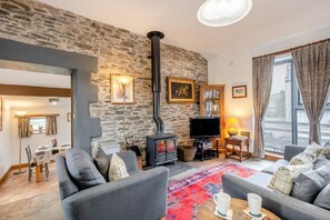 Una televisión, una chimenea