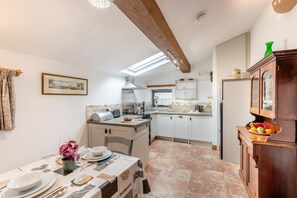 Oven, dishwasher, high chair, cookware/dishes/utensils - 1 Bed in Windermere (oc-f31665) (Crook)