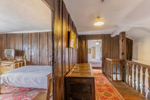 Tabla de planchar con plancha, wifi gratis, ropa de cama