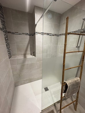 Shower, hair dryer, towels, soap - Spacious T3 in Grau-du-Roi, secure residence near beach and town center (Le Grau-du-Roi)