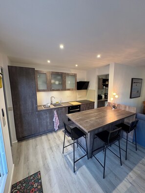 Fridge, microwave, oven, stovetop - Spacious T3 in Grau-du-Roi, secure residence near beach and town center (Le Grau-du-Roi)
