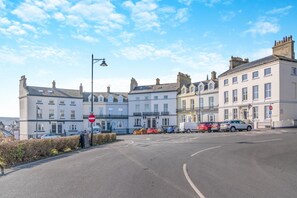 Exterior - 2 Bed in Whitby (oc-e31738) (Whitby)