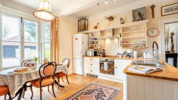 Microwave, oven, dishwasher, cookware/dishes/utensils