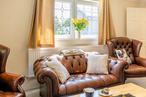 TV, fireplace - 3 Bed in Llantwit Major (oc-l31865) (Llantwit Major)