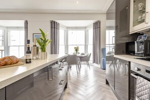 Microwave, oven, dishwasher, high chair - 2 Bed in Tenby (oc-o31794) (Tenby)