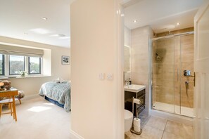 Travel cot, free WiFi, bed sheets - 2 Bed in Windermere (oc-m31843) (Windermere)