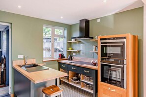 Mikrobølgeovn, ovn, oppvaskmaskin og kjøkkenutstyr