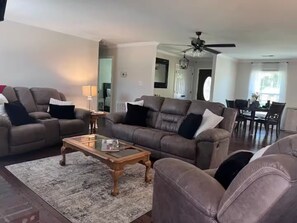 Living area - Southern Comfort with pool in Muscle Shoals. (Muscle Shoals)