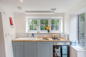 Oven, cookware/dishes/utensils - 1 Bed in Hornsea (oc-t31047) (Hornsea)