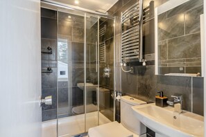 Towels - 4 Bed in Windermere (oc-o31130) (Windermere)