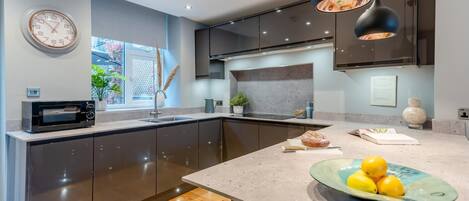 Microwave, oven, dishwasher, cookware/dishes/utensils