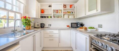 Horno, lavavajillas, silla alta para bebés, utensilios de cocina