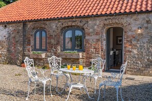 Outdoor dining - 2 Bed in Kirkby Fleetham (oc-h31799) (Kirkby Fleetham)