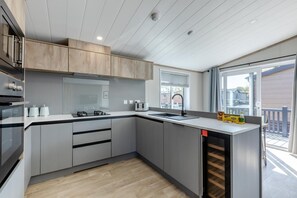 Microwave, oven, dishwasher, cookware/dishes/utensils - 2 Bed in Rousdon (oc-a31745) (Combpyne)