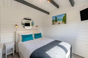 Tabla de planchar con plancha, wifi gratis y ropa de cama 