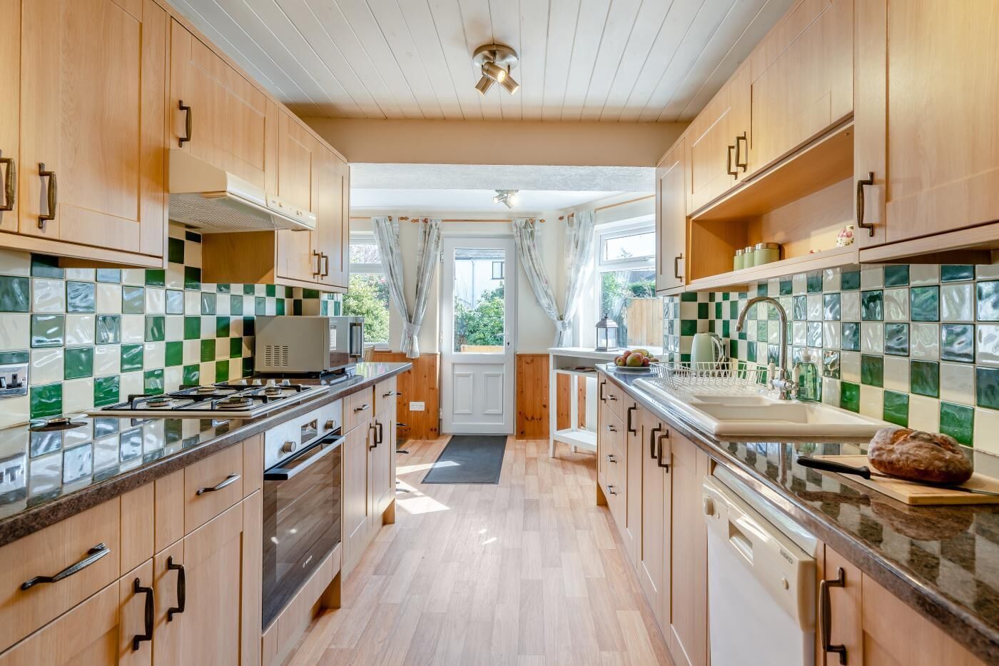 Microondas, horno, lavavajillas y utensilios de cocina