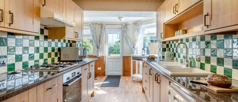 Mikrowelle, Ofen, Geschirrspüler, Kochgeschirr/Geschirr/Besteck