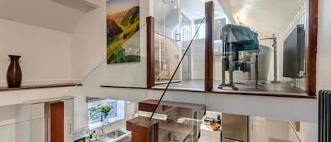 Oven, dishwasher, cookware/dishes/utensils