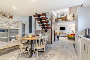 Dining - 1 Bed in Peak Forest (oc-s30591) (Peak Forest)